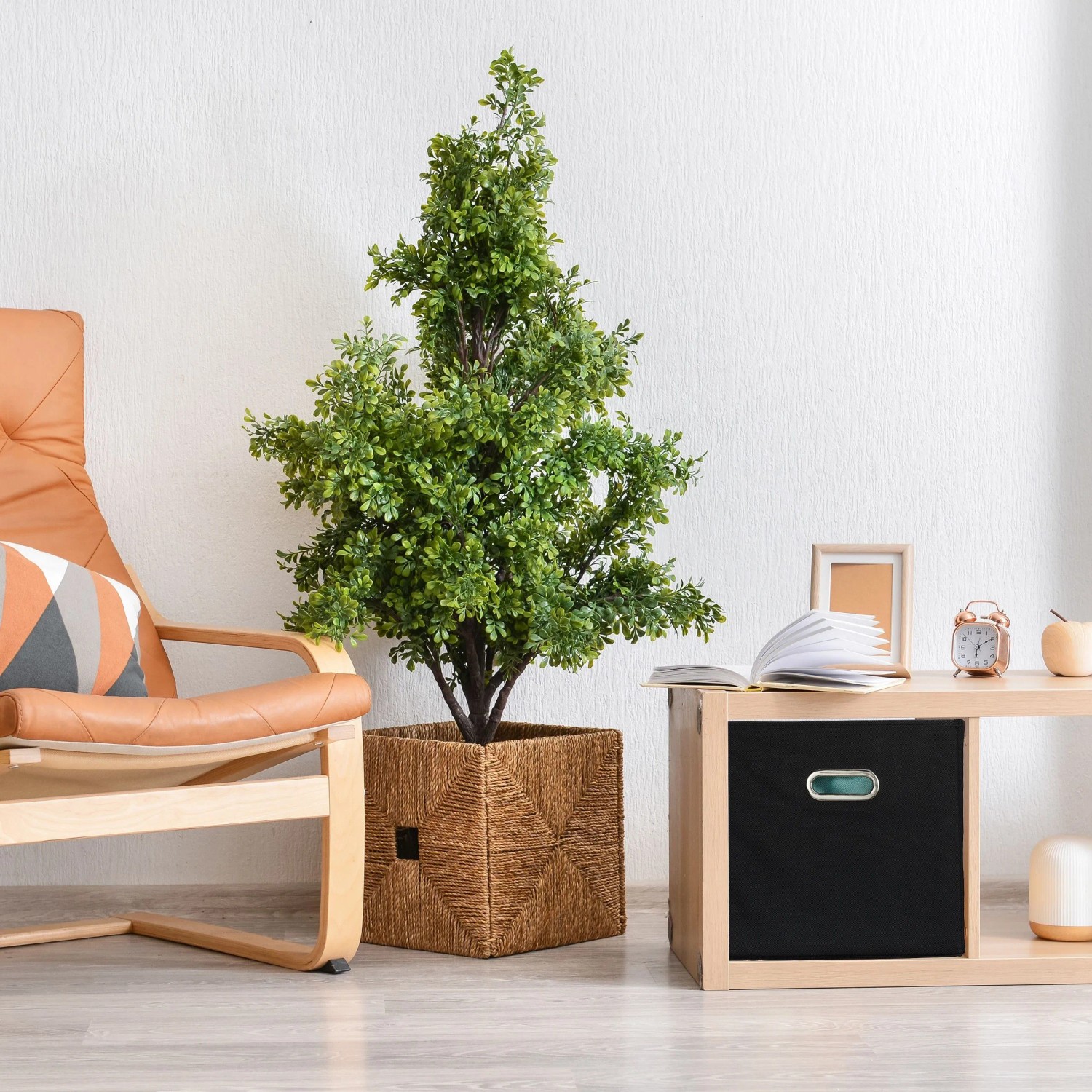 Schwarze faltbare Stoff Aufbewahrungsbox mit Griff in hellem Regal. Ideal für textile Ordnung im Wohnzimmer.