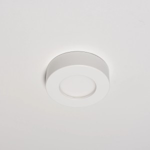 Weißer, runder LED Einbaustrahler, 6W, dimmbar, mit Opalglas-Diffusor an weißer Decke.
