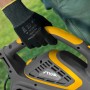 Stiga Elektro-Laubbläser BL 130c V in Grau/Gelb mit Hand am Griff.