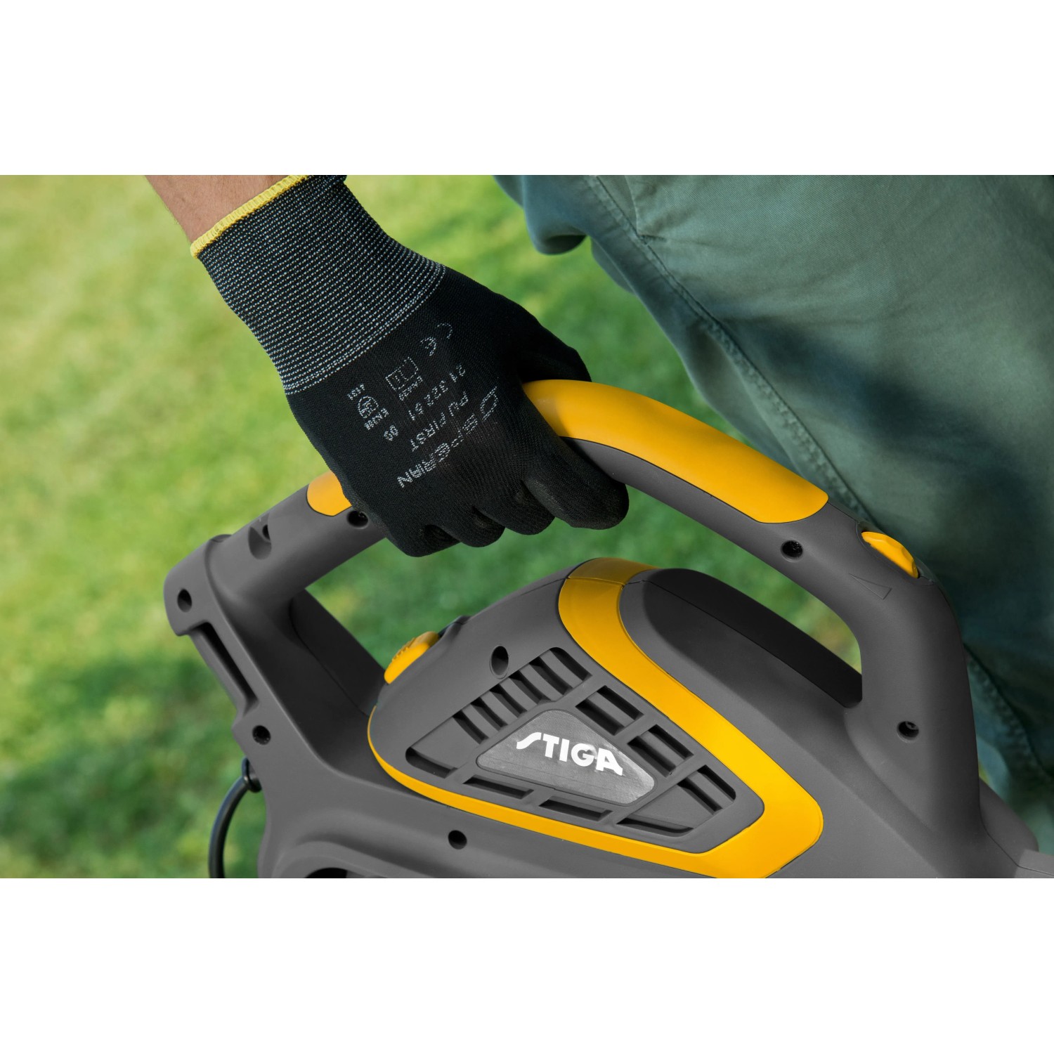 Stiga Elektro-Laubbläser BL 130c V in Grau/Gelb mit Hand am Griff.