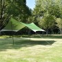Leco Zeltplane 430x370 cm, grün-weiß, auf Rasen aufgebaut. Sonnensegel mit Tragetasche.