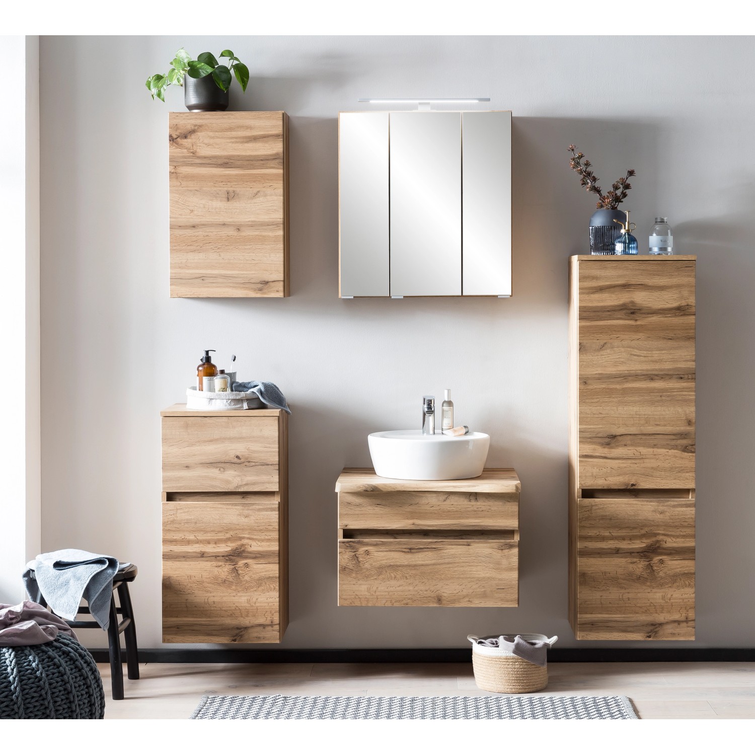 Badezimmer-Set mit Held Möbel Hängeschrank Trient in Wotaneiche, 40 cm breit.