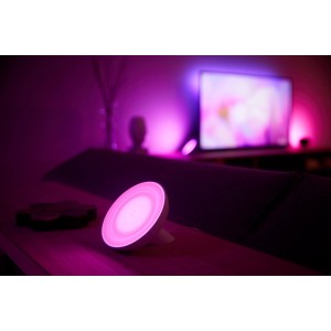 Philips Hue Bloom LED-Tischleuchte in Weiß mit pinkfarbenem Licht für stimmungsvolle Akzente.