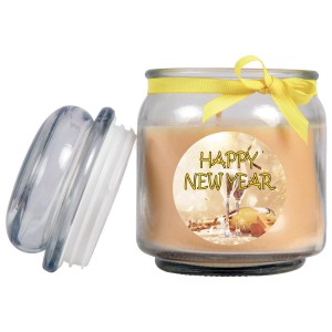 HS Candle Duftkerze Neujahr Creme Bonbon im Glas mit gelbem Band und offenem Deckel.