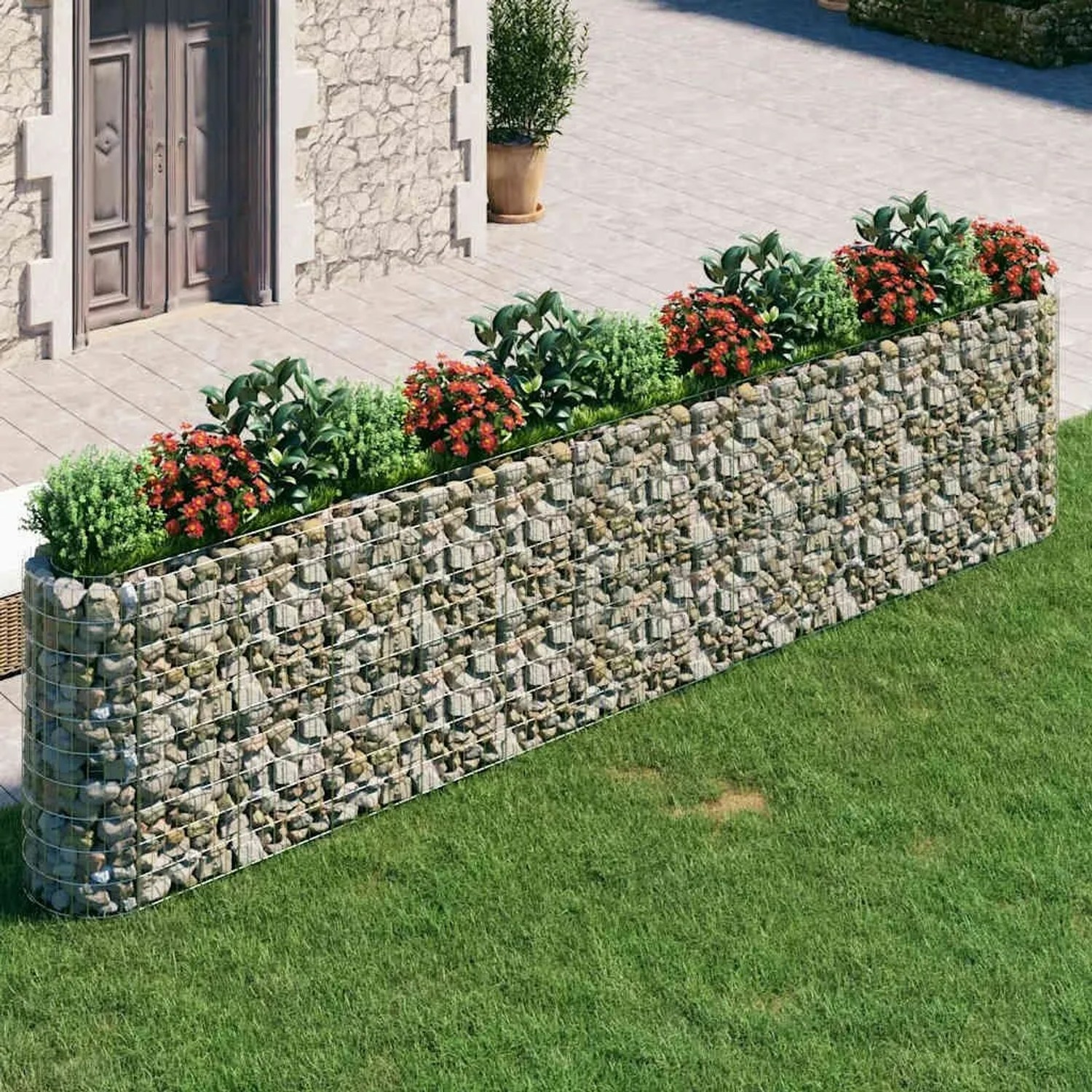 furnicato Gabionen-Hochbeet aus verzinktem Eisen, befüllt mit Steinen und bepflanzt.