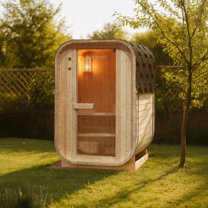 Artsauna Cube Fasssauna Nolvik S aus Fichtenholz mit Dachschindeln im Garten.