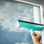 Leifheit Fensterwischer Window & Frame Cleaner L in Aktion beim Fensterputzen.