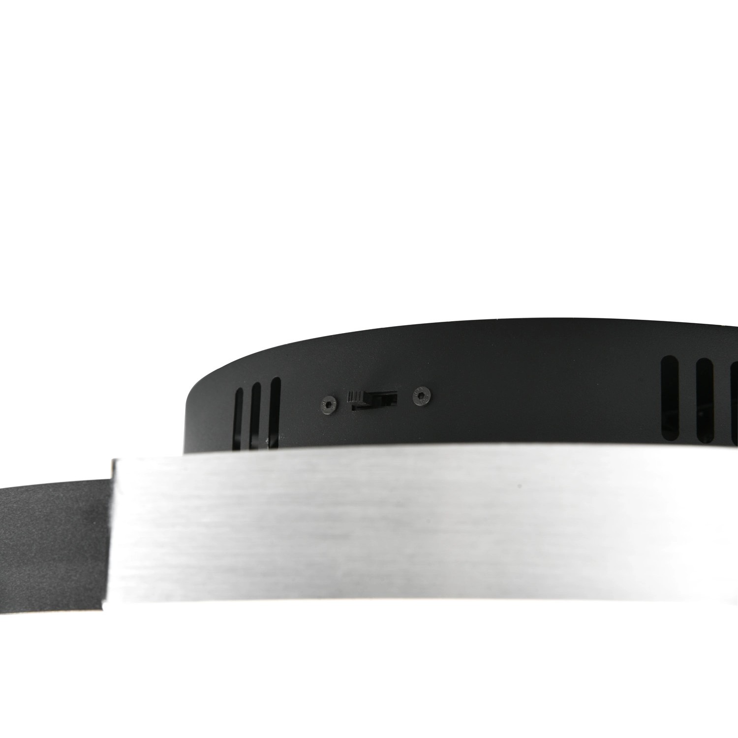 Detailaufnahme der Trio LED-Deckenleuchte Caya, Aluminium gebürstet, mit Schalter.