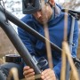 Mann repariert Fahrradrahmen mit Tesa Ultra Power Extreme Reparaturband.