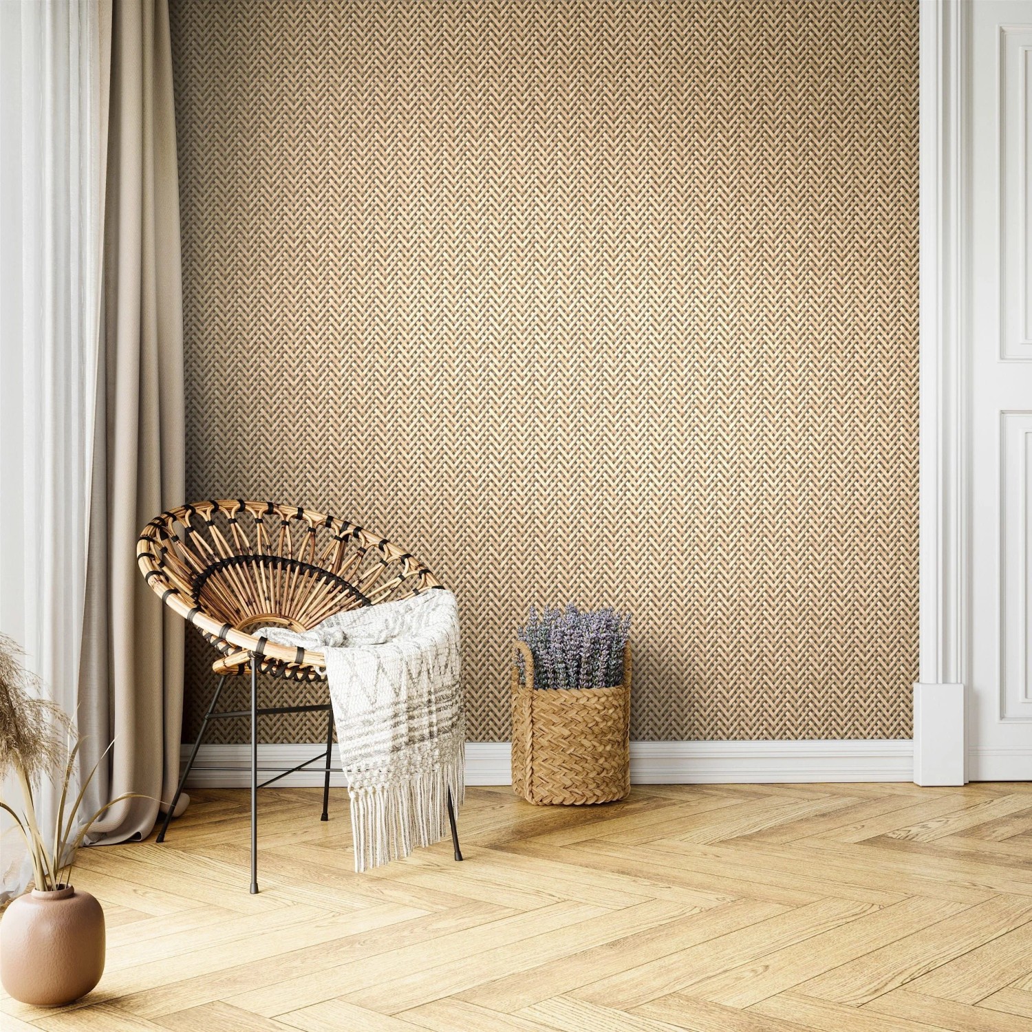 Beige Newroom Vliestapete Hisako Rattan Landhaus mit Flechtmuster an einer Wand, dazu Rattan-Sessel.