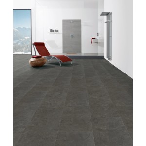 Living by Haro Designboden HydroStar Finca Schiefer nero im modernen Bad mit Liege.