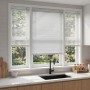 Weiße Sekey Aluminium Jalousie (70x130 cm) am Fenster für Sicht- und Sonnenschutz.