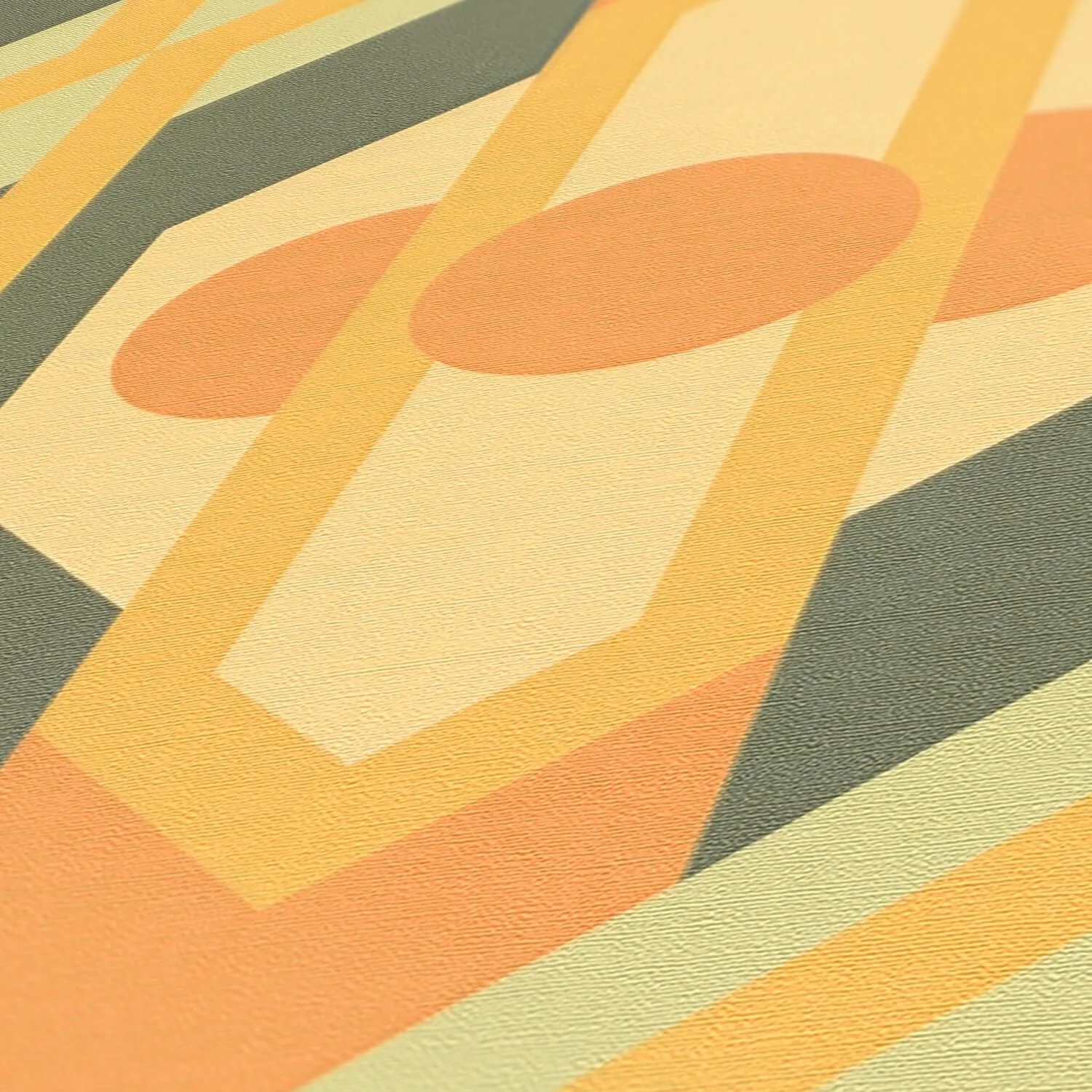 Retro Tapete mit geometrischem Muster in Grün, Gelb, Orange und Ocker-Braun.