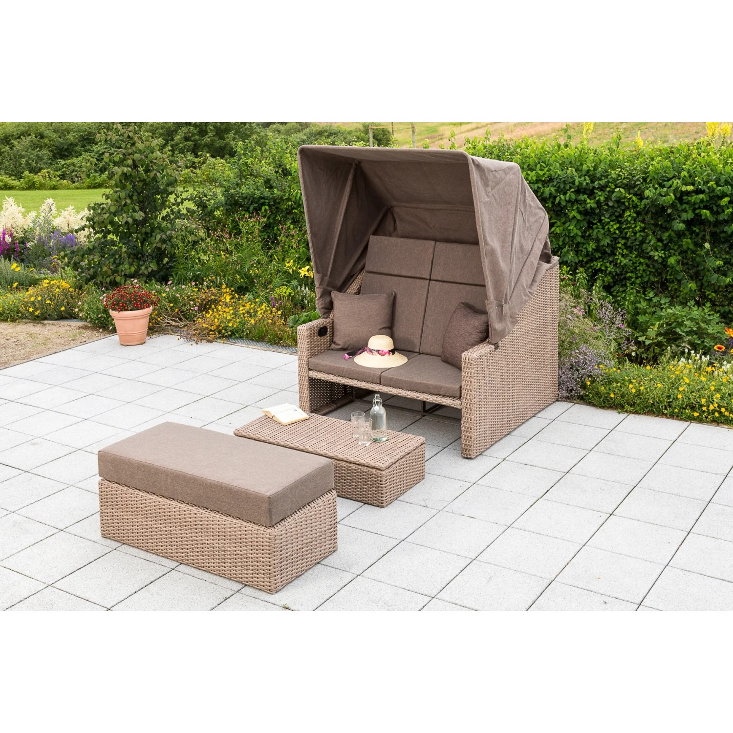 Gartenbank Rimini Natur mit Hülle, Lounge-Gartenmöbel aus Polyrattan mit Tisch und Hocker.