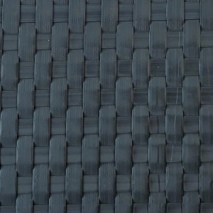 Detailaufnahme: Anthrazitfarbener zaunzu Rattan Sichtschutzstreifen für Doppelstabmatten.
