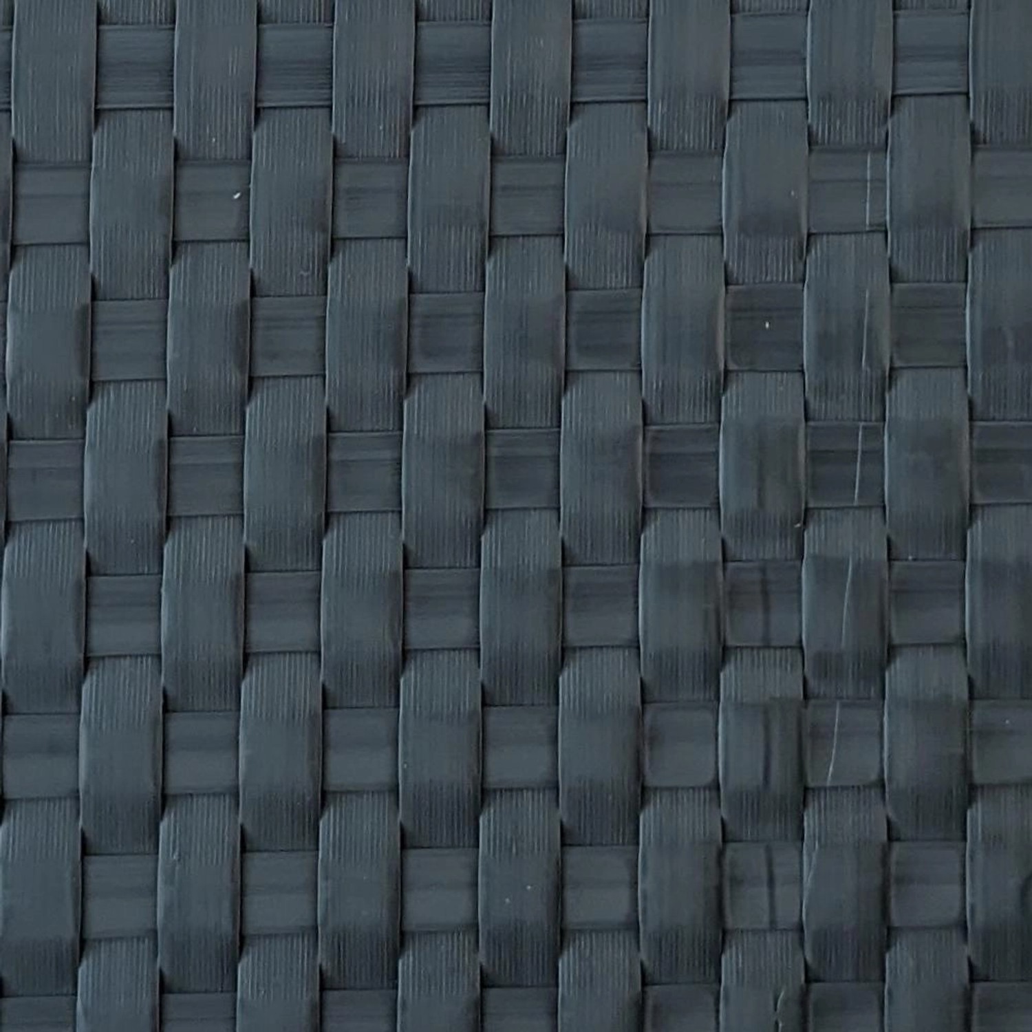 Detailaufnahme: Anthrazitfarbener zaunzu Rattan Sichtschutzstreifen für Doppelstabmatten.