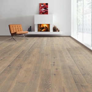 Verlegtes Living by Haro Parkett Eiche Tabakgrau Landhausdiele mit Kamin und Sessel im Raum.