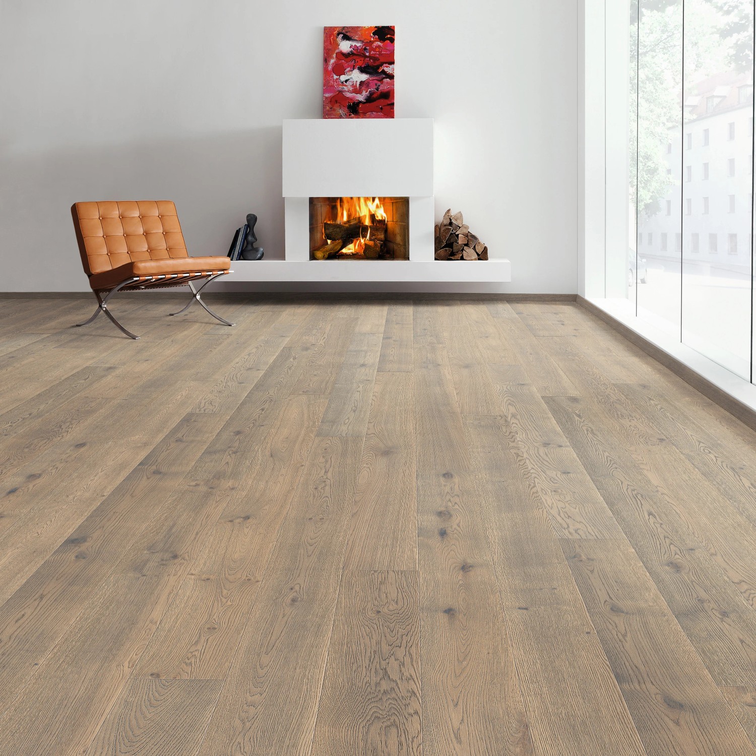 Verlegtes Living by Haro Parkett Eiche Tabakgrau Landhausdiele mit Kamin und Sessel im Raum.