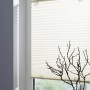 Cremefarbenes Gardinia Plissee Solo 70x130 cm am Fenster, blickdicht und lichtdurchlässig.