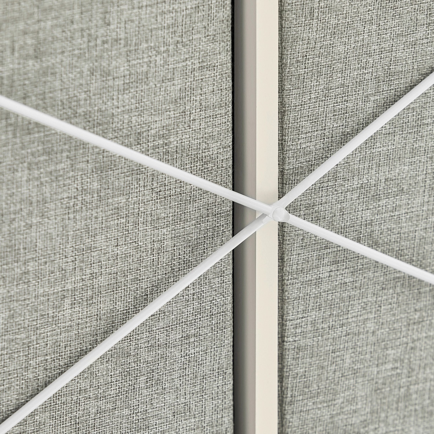 Detailansicht: SoBuy Wäscheschrank BZR57-W mit grauen Wäschesäcken und weißem Metallgestell.