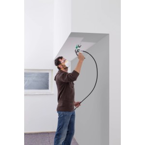 Mann sprüht Decke mit Wagner Farbsprühsystem Control Pro 250R. Airless Sprayer für Lacke & Lasuren.