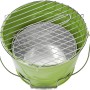Grüner Eimergrill, tragbarer Holzkohlegrill mit Grillrost und Tragegriff.