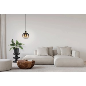 Moderne Eglo Pendelleuchte Oilella, schwarz-messingfarben, 1-flammig, mit klarem Glasschirm im Wohnzimmer.