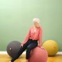 Frau sitzt auf grauem Sitting Ball Hocker Felt 150l. Bequemer Sitzsack für Wohnzimmer oder Jugendzimmer.