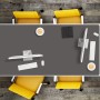 Dunkelgraue Schreibtischunterlage (100x50 cm) auf Holztisch mit Computern. Schützt den Arbeitsplatz im Büro.