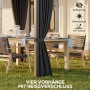 Outsunny Pergola Gazebo mit dunklen Vorhängen und Gartenmöbeln auf Rasen.
