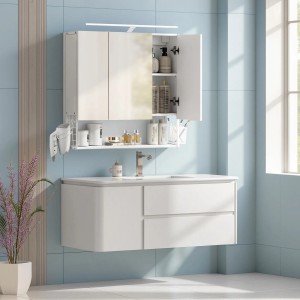 Weißer Songmics Spiegelschrank mit LED-Beleuchtung, Ablage und Föhn-Halter im Badezimmer.