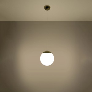 Goldene Hängeleuchte Ugo 20 von Sollux Lighting mit weißem Glas-Lampenschirm.