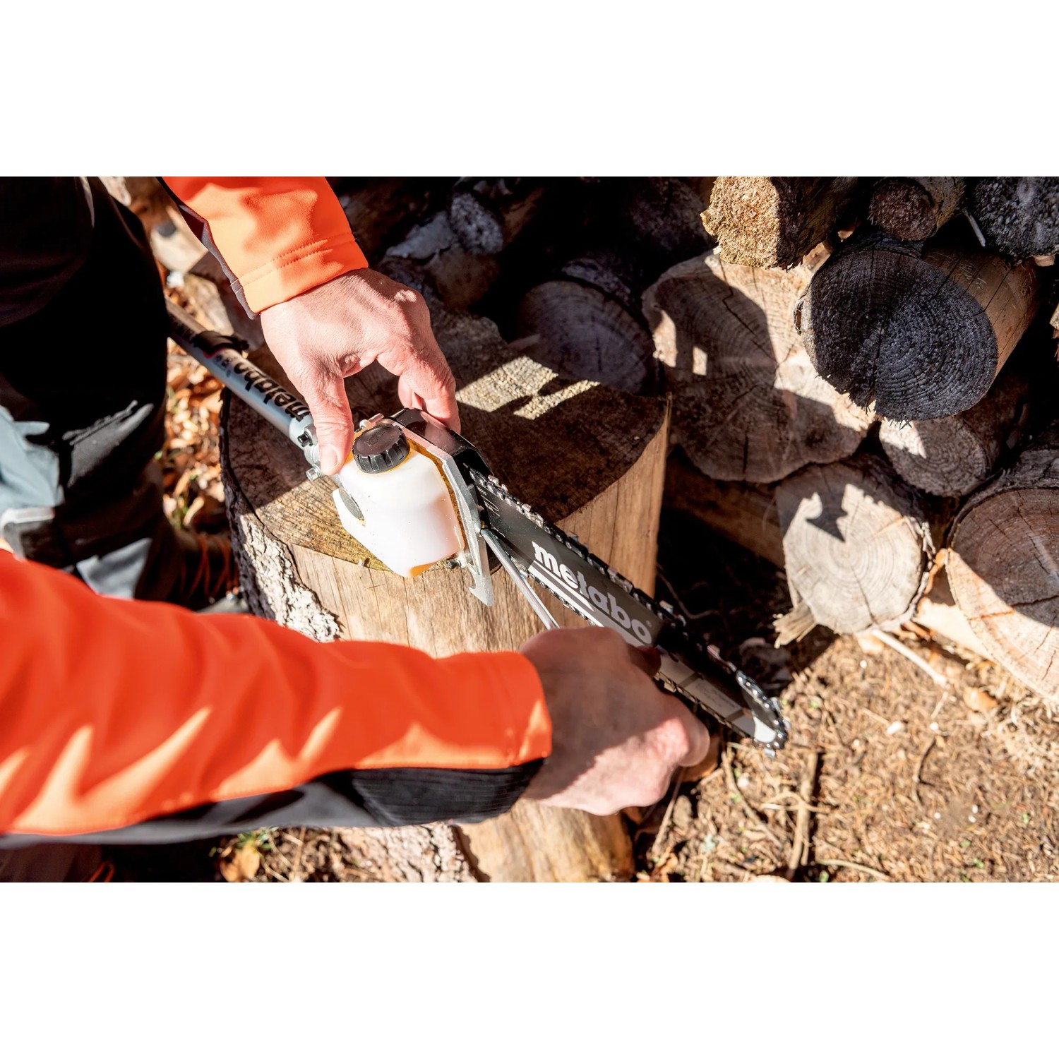 Metabo Hochentaster-Aufsatz MA-MS 25 beim Sägen von Holz, Nahaufnahme.