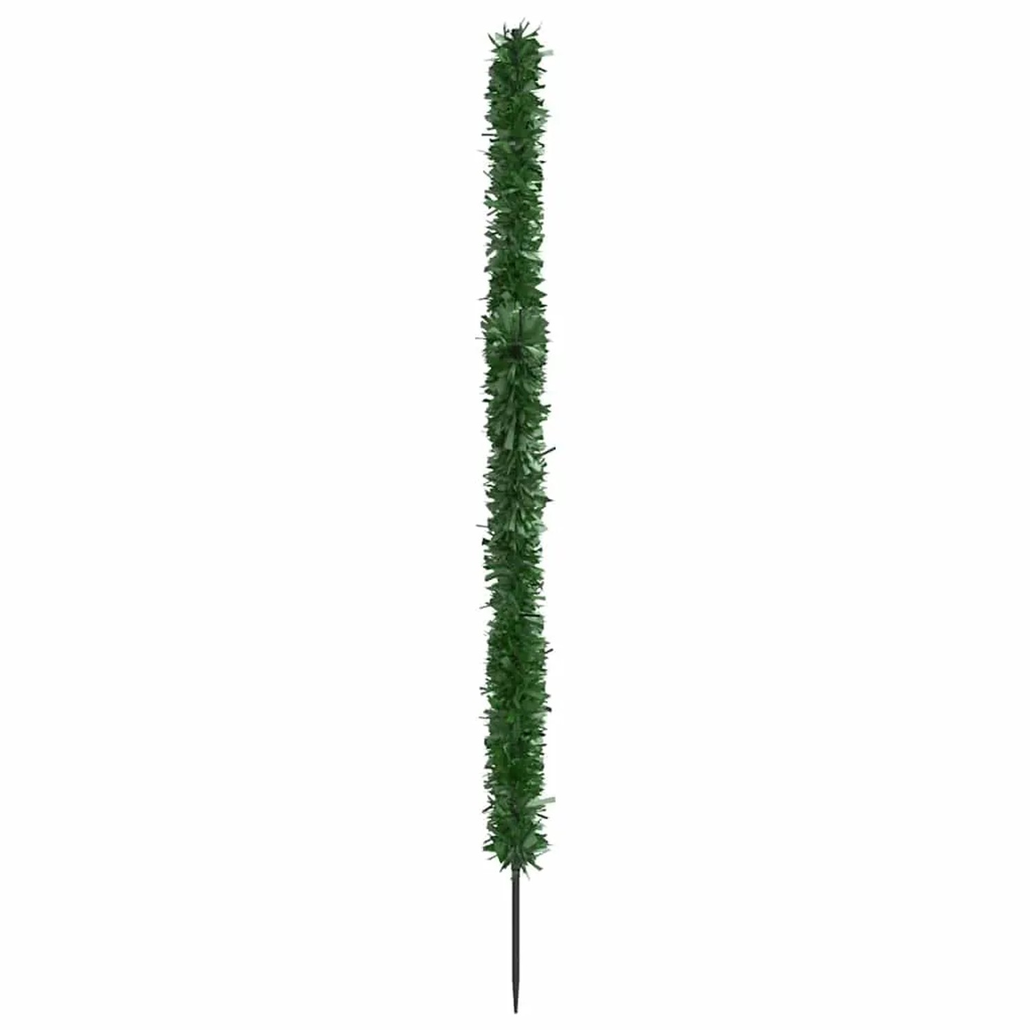 Vertikales Deko-Element mit grünen Tannennadeln und Erdspieß, Teil einer Weihnachtsdekoration.