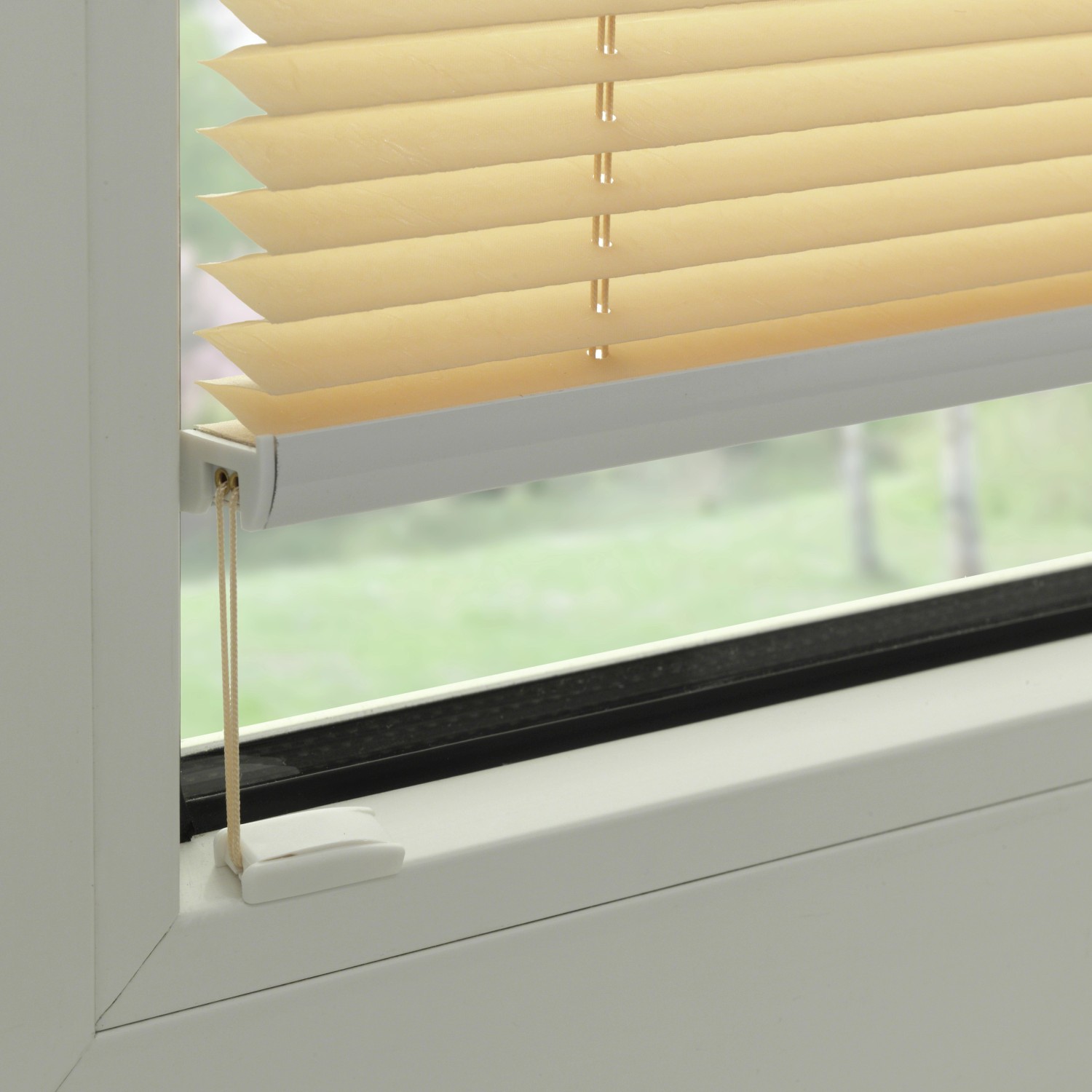 Beiges Gardinia Plissee Concept Tageslicht, 90x130 cm, am Fenster montiert.
