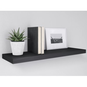 Schwarzes Wandregal Carlton (24x24x3,8 cm) mit Deko-Elementen an der Wand.