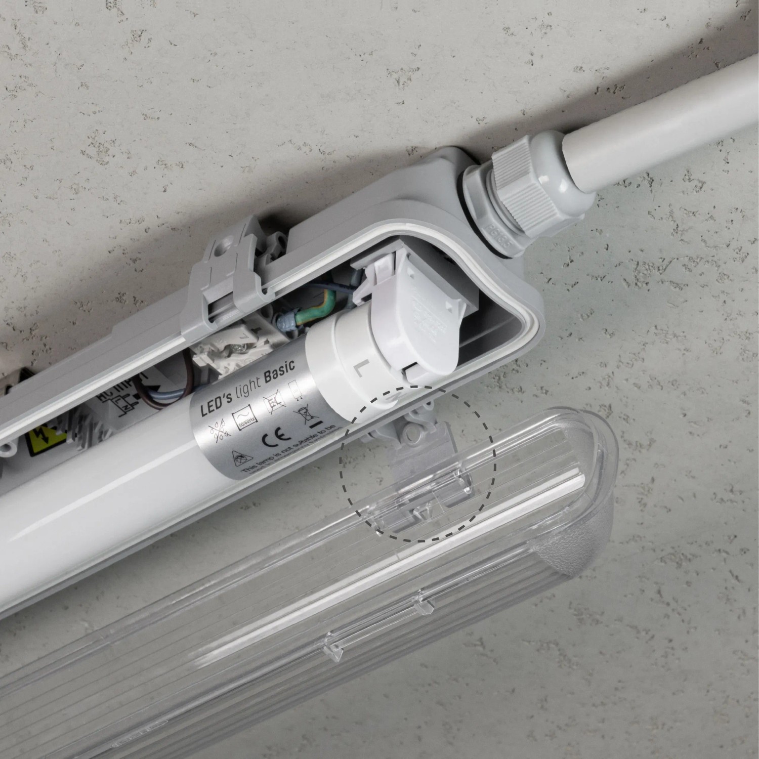 Graue LED-Feuchtraumleuchte (22 W) mit Rohr, montiert an einer Decke.