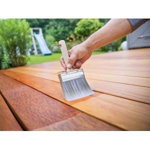 Hand lasiert Holzterrasse mit LUX Flächenstreicher Lasur 120mm. Pinsel mit Farbtank für Lasurfarben.