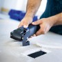 LUX Multitool E-MFW-23 in Aktion: Multifunktionswerkzeug beim Sägen in Werkstück, 7-teilig.