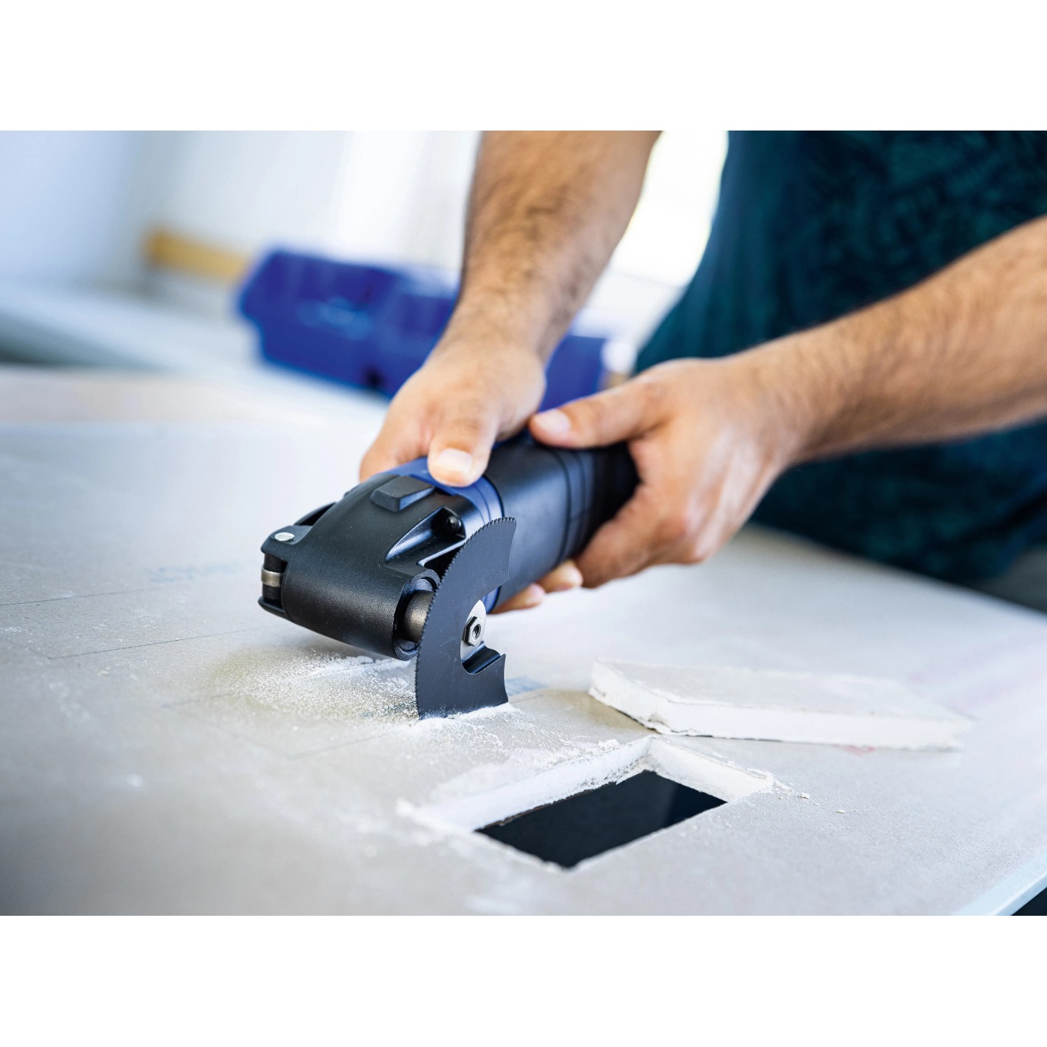 LUX Multitool E-MFW-23 in Aktion: Multifunktionswerkzeug beim Sägen in Werkstück, 7-teilig.