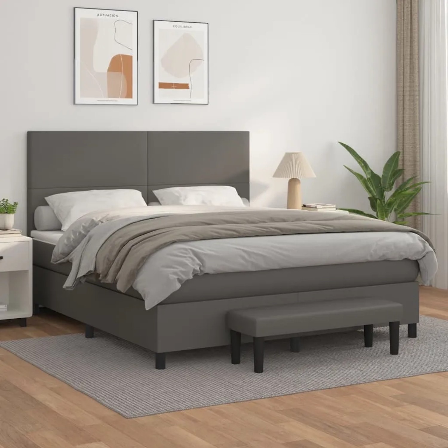 Graues Boxspringbett mit Matratze, Kopfteil und Bank aus Kunstleder, 180x200 cm.