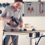 Frau arbeitet mit Werkstückauflagen-Set von wolfcraft auf einer Werkbank.
