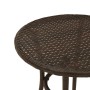 Detailansicht: Runder, brauner Gartentisch aus Polyrattan, Teil eines Bistro-Sets.