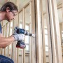 Bosch Lochsäge HSS-Bimetall im Einsatz: Handwerker bohrt Loch in Holzwand mit Akku-Bohrmaschine.