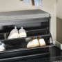 Schmale, schwarze Schuhbank mit grauer Sitzfläche und Schuhfächern für den Flur.