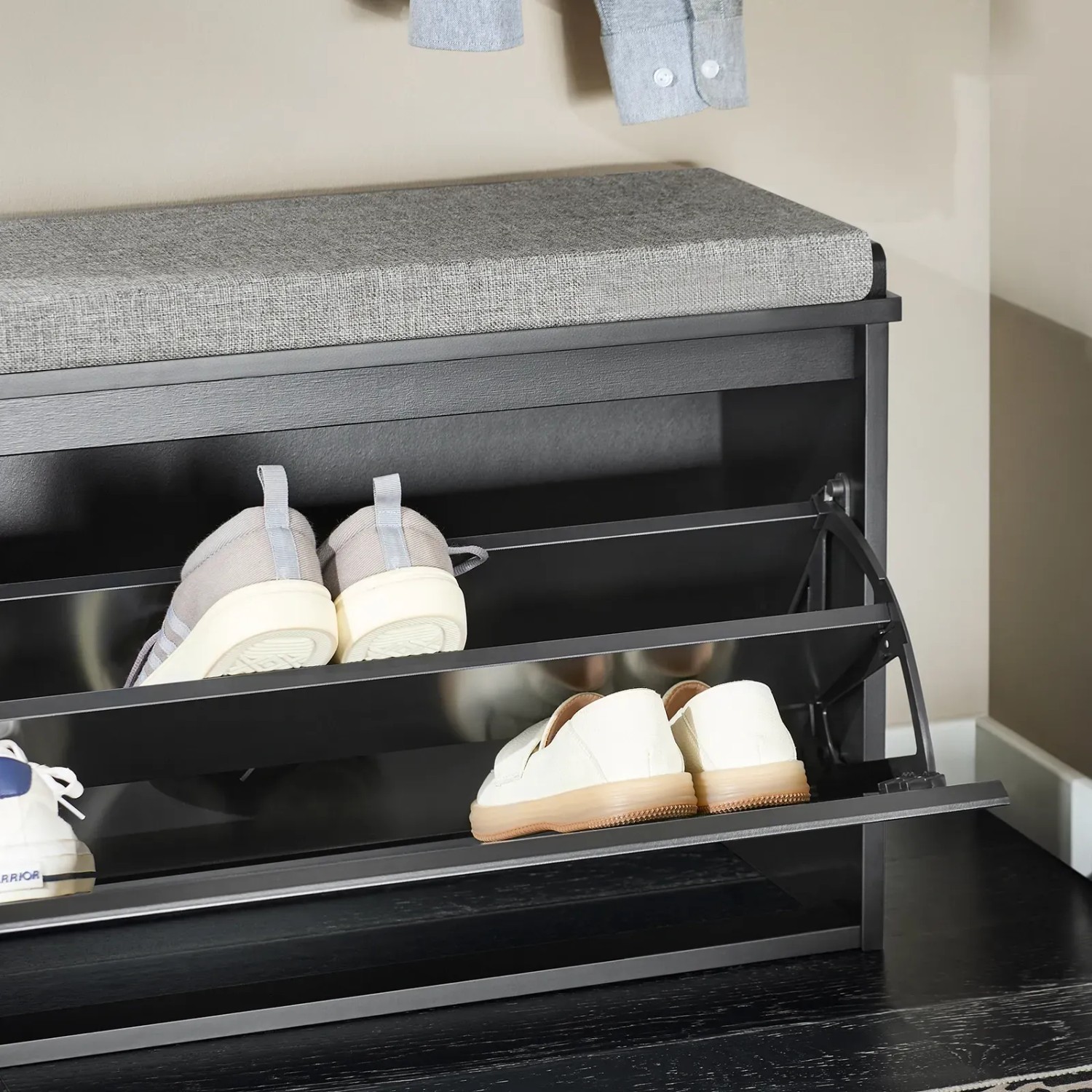 Schmale, schwarze Schuhbank mit grauer Sitzfläche und Schuhfächern für den Flur.