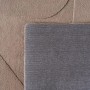 Detailansicht: Beiger Ayyildiz Kurzflorteppich Pompei mit 3D-Relief und grauer Rückseite.
