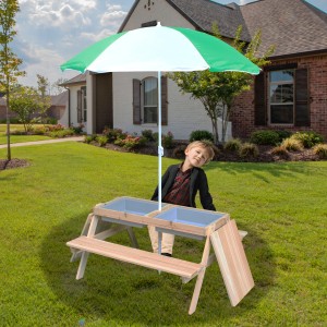 Coemo Kindersitzgruppe Edi mit Wasserbecken, Sonnenschirm und Kind im Garten.