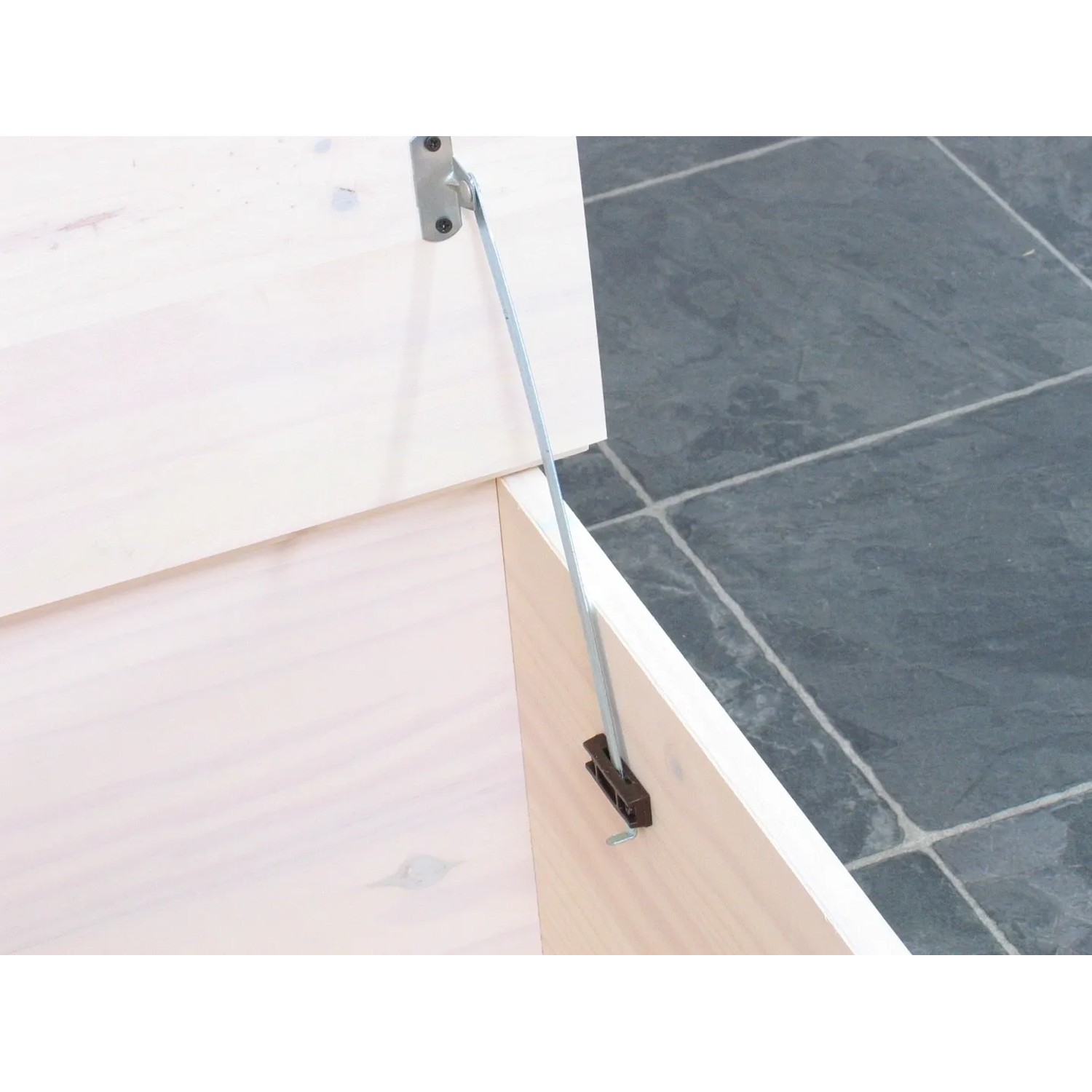 Detailansicht: Weiß gewachster Couchtisch New Mexico mit Schubladen und Öffnungsmechanismus.