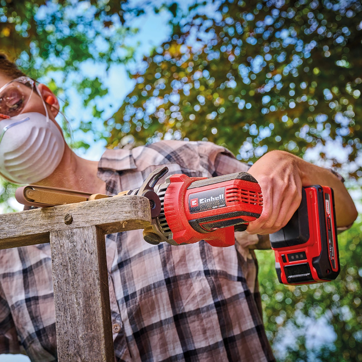 Einhell Akku-Bandfeile TE-BF 18 V Li-Solo beim Schleifen von Holz, Akku-Gerät ohne Akku/Ladegerät.